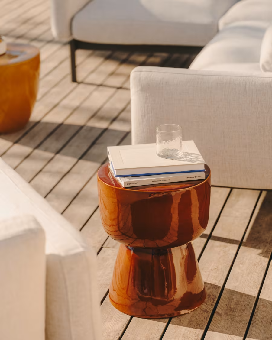 Kave Home Mesquida outdoor side table made of ceramic with glazed terracotta fin