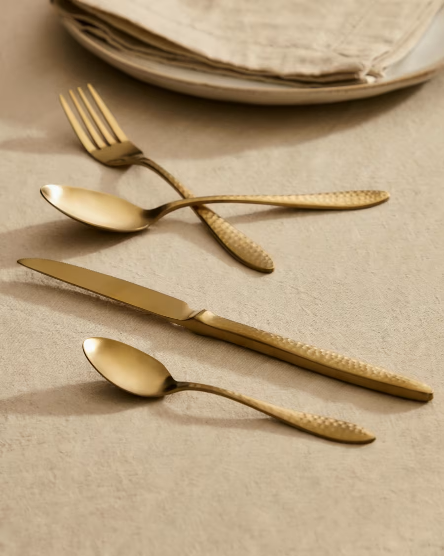 Kave Home Yarine set of 16 gold cutlery