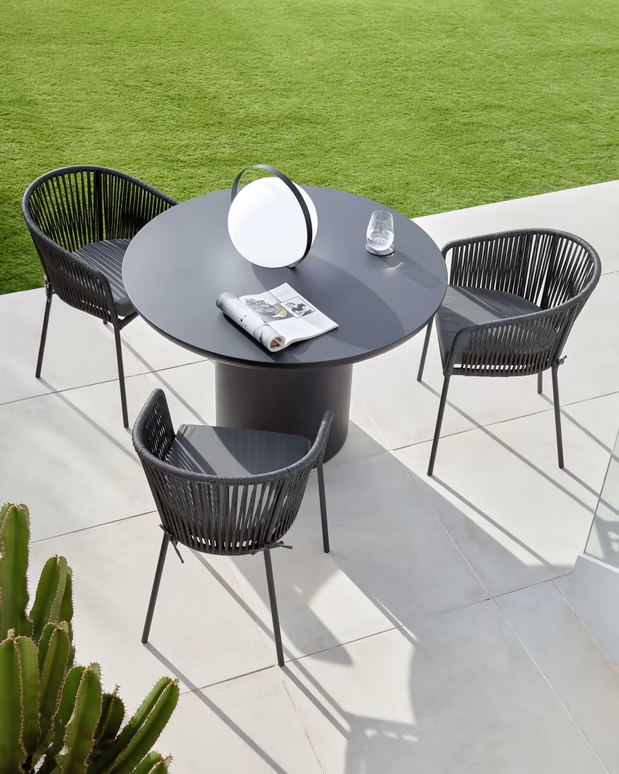 Kave home Taimi round outdoor table made of concrete with black finish Ø 110 cm