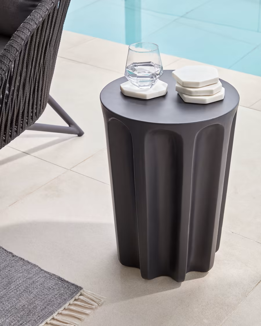 Kave Home Vilandra round outdoor side table made of concrete with black finish