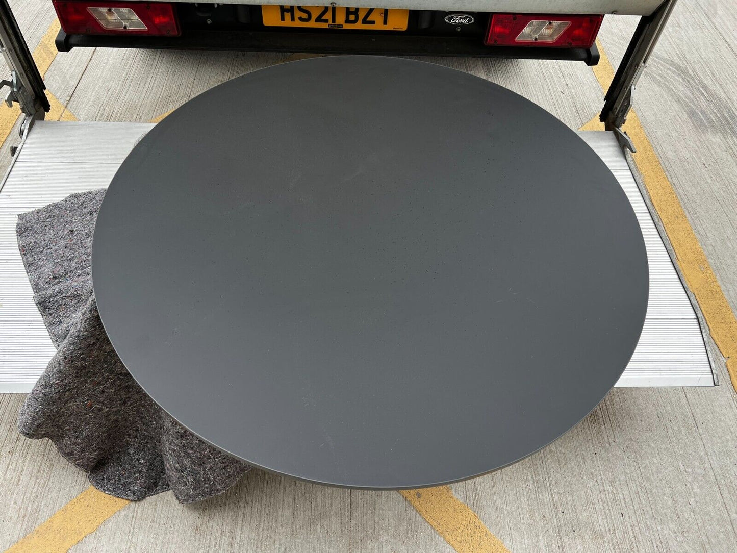 Kave Home Niut round 120 cm black table with steel legs (Minor scratches 60%off)